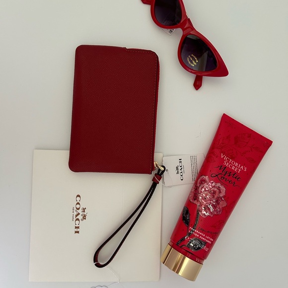 BNWT Coach Red Leather Wristlet - Picture 5 of 6